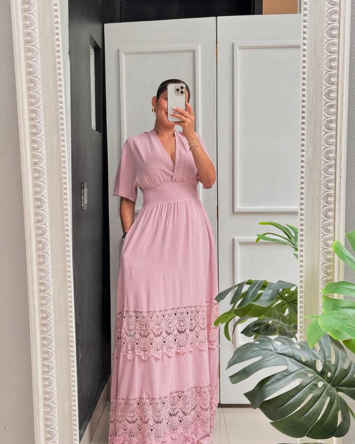 Maxi Vestido de Encaje con Cuello en V